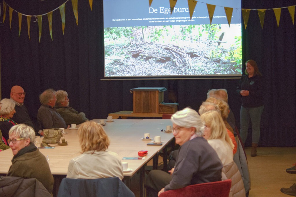 Spreker van The Hedgehog Program tijdens een lezing over egels in de leefomgeving.